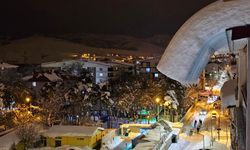 Tatvan’da çatılarda biriken kar tehlike oluşturuyor