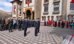 Adilcevaz’da çelenk sunma töreni