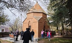 Abdurrahman Gazi Türbesine bayramda ziyaretçi yoğunluğu