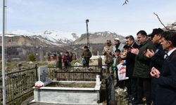 Adilcevaz’da şehit kabirlerine bayram ziyareti