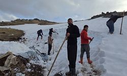 Ağrı Dağı eteklerinde kar depolama mesaisi başladı