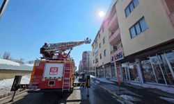 Ardahan’da buz sarkıtları temizlenerek tehlike önleniyor