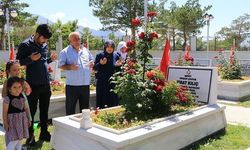 Arife gününde şehitlikte hüzün ve özlem buluşması