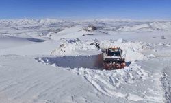 Başkale'de 3 metreyi bulan kar tünellerinde zorlu çalışma