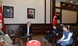 Bayrak nöbeti tutan öğrenciler Valilikte ağırlandı