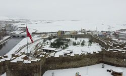 Beyaza bürünen Ardahan Kalesi hayran bıraktı