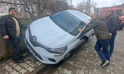 Bingöl’de otomobil yayaya çarpmamak için duvara çarptı: 2 yaralı