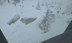 Bitlis'te çatılarda biriken kar vatandaşları tedirgin ediyor