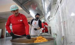 Dev kazanlarda pişen yemekler ihtiyaç sahiplerine ulaştırılıyor