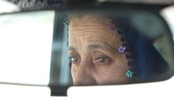 Direksiyon başında bir kadın: 15 yıldır servis şoförlüğü yapıyor