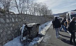 Direksiyon hakimiyetini kaybetti, araç istinat duvarına çarpıp devrildi