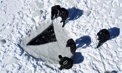 Donmuş gölette heyecan dolu dalış