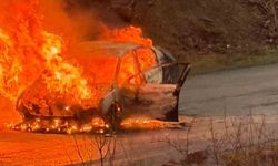 Elazığ’da otomobil alev alev yandı