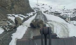 Eriyen karlar sonrası düşen kayalar yoldan kaldırıldı