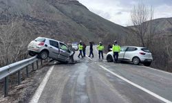Erzincan-Kemah yolunda kafa kafaya çarpışma: 4 yaralı