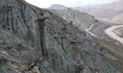 Erzincan'da peri bacalarını andıran doğal oluşumlar dikkat çekiyor