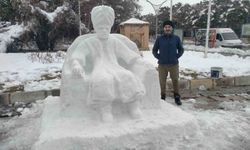 Erzincan'da yapılan kardan padişah görenleri gülümsetti