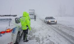 Erzincan’da yollar sis ve karla kaplandı