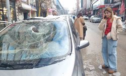 Erzurum'da çatıdan düşen kar ve buz kütleleri korkutuyor