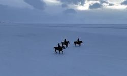 Gençler Çıldır Gölü üzerinde at koşturdu