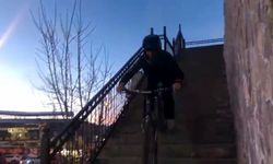 Gençlerden adrenalin dolu bisiklet gösterisi