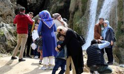 Girlevik Şelalesi bayramda ziyaretçi akınına uğradı