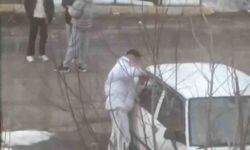 Gözlerini park halindeki araca diktikler: Tornavidayla kapıyı zorladılar