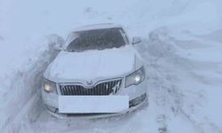 Hakkari'de 3 bin rakımlı zirvede mahsur kalan vatandaşlara nefes kesen kurtarma