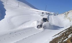 Hakkari'de kar esareti: 97 yerleşim yerinin yolu kapalı