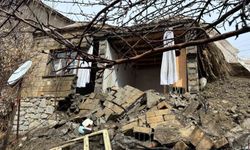 Hakkari'de yağışlara dayanamayan ev yıkıldı