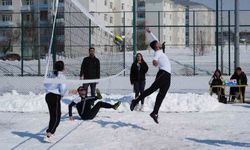 Kampüste kar voleybolu heyecanı yaşandı