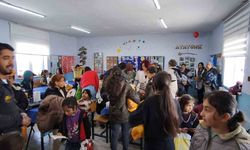 Kar tünellerinden geçip uzak köyde çocuklara umut oldular