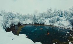 Kar yağışı altında gölette yüzme keyfi yaptılar