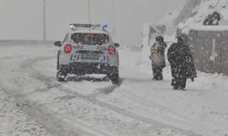 Karda mahsur kalan ailenin imdadına polis ekipleri koştu