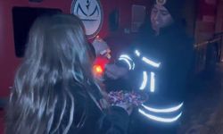 Kars’ta ilginç kurtarma: İtfaiye camdan girip kapıyı açtı