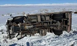 Kars'ta kontrolden çıkan kamyon şarampole devrildi: 1 kişi yaralandı