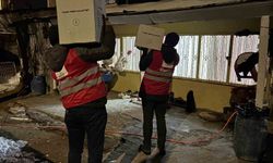 Kızılay Muradiye Şubesi ihtiyaç sahibi ailelerin yanında