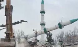 Malatya’da depremin izleri siliniyor: Hasarlı cami yıkıldı