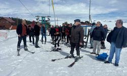 Meclis üyeleri Ardahan’da kayak pistlerinde buluştu