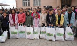 Muş'un uzak köylerinde bin çocuğa bayram hediyesi