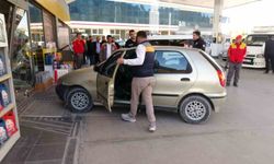 Öfkesine yenik düştü, aracıyla istasyona daldı