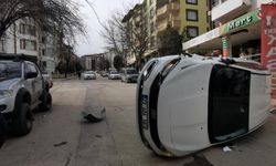 Park halindeki araca çarpan araç yoldan çıktı ve devrildi