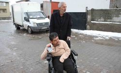 Polis memurundan engelli gence duygulandıran hediye