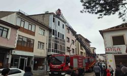 Refahiye'de tarihi lokantanın bacasından çıkan yangını korkuttu