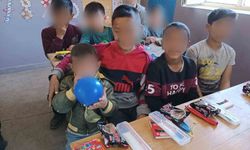 Suvaran köyü’nde öğrencilerin yüzünü güldüren kırtasiye desteği