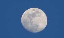 Van Kalesi’nde gökyüzü şöleni: Şişkin ay manzarası mest etti