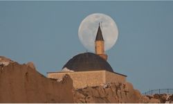 Van'da tarihi Kale dolunayla taçlandı