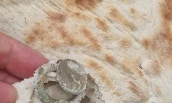 Vatandaşın aldığı ekmeğin içinden bozuk para halkası çıktı