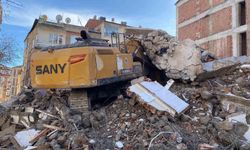 Yıkım sırasında enkaz iş makinesinin üzerine düştü