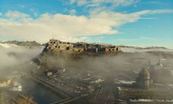 Yoğun sis bulutları Kars Kalesi'ni adeta yuttu